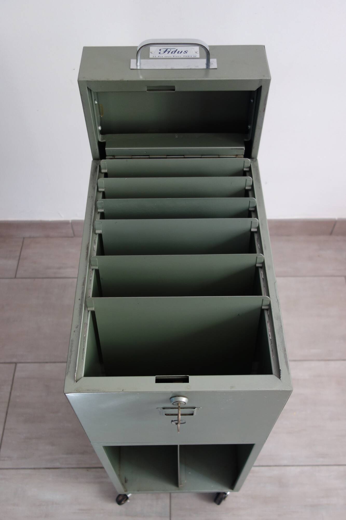 Industrial metal filing cabinet on casters Fidus