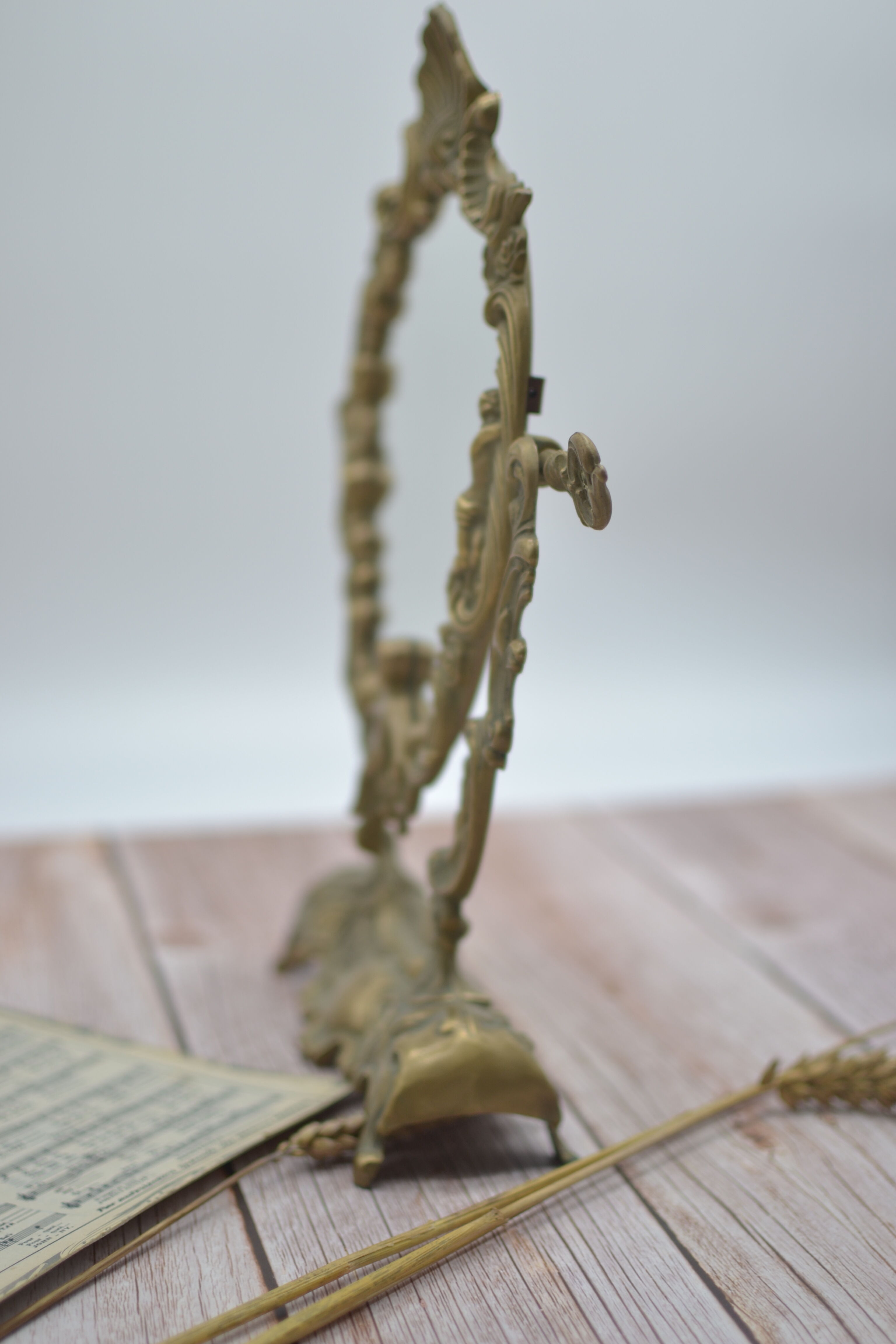 Adjustable psyche mirror of 33 centimeters in gilded bronze with angel ornament