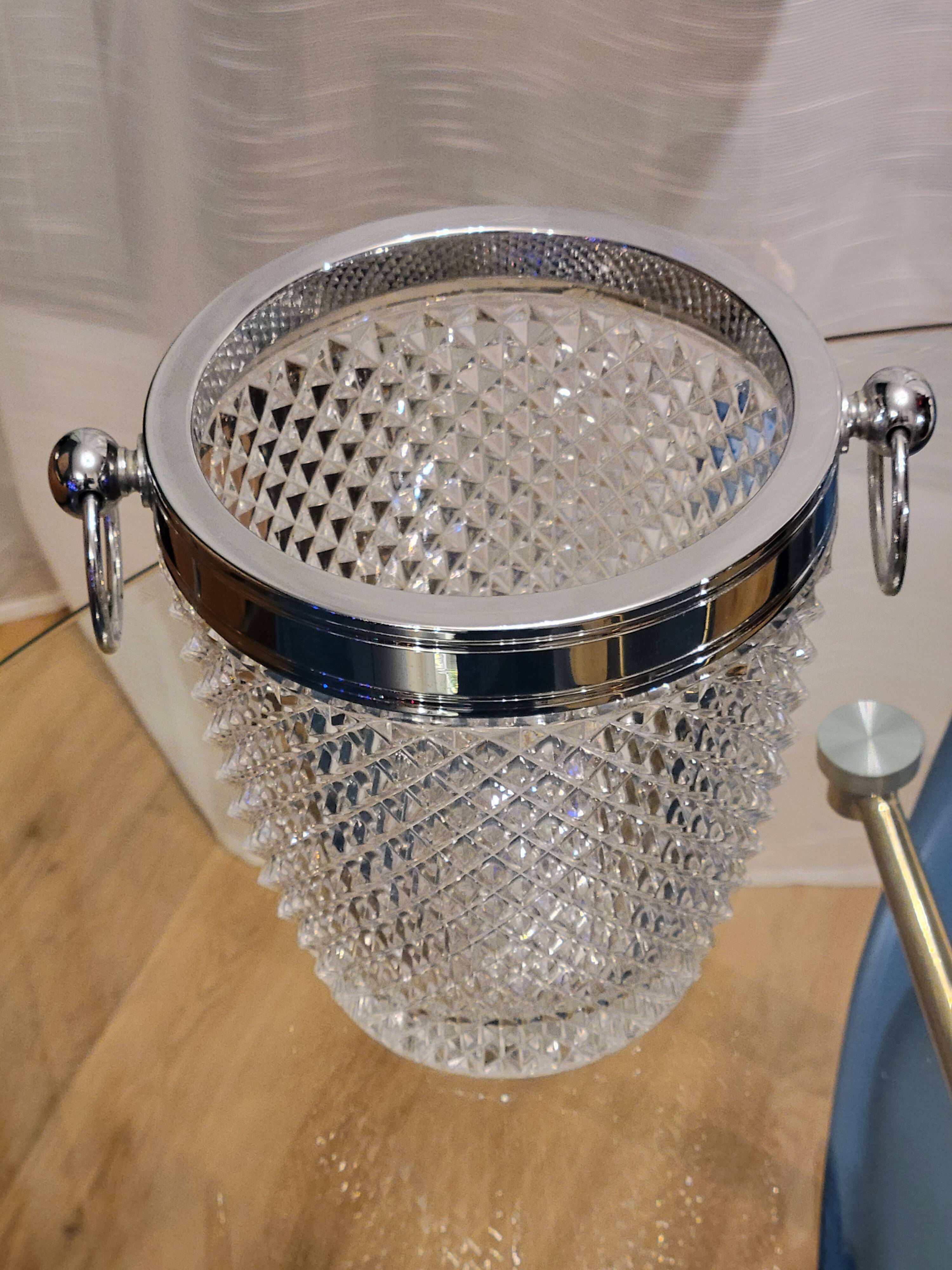 Champagne bucket in molded crystal with diamond tips