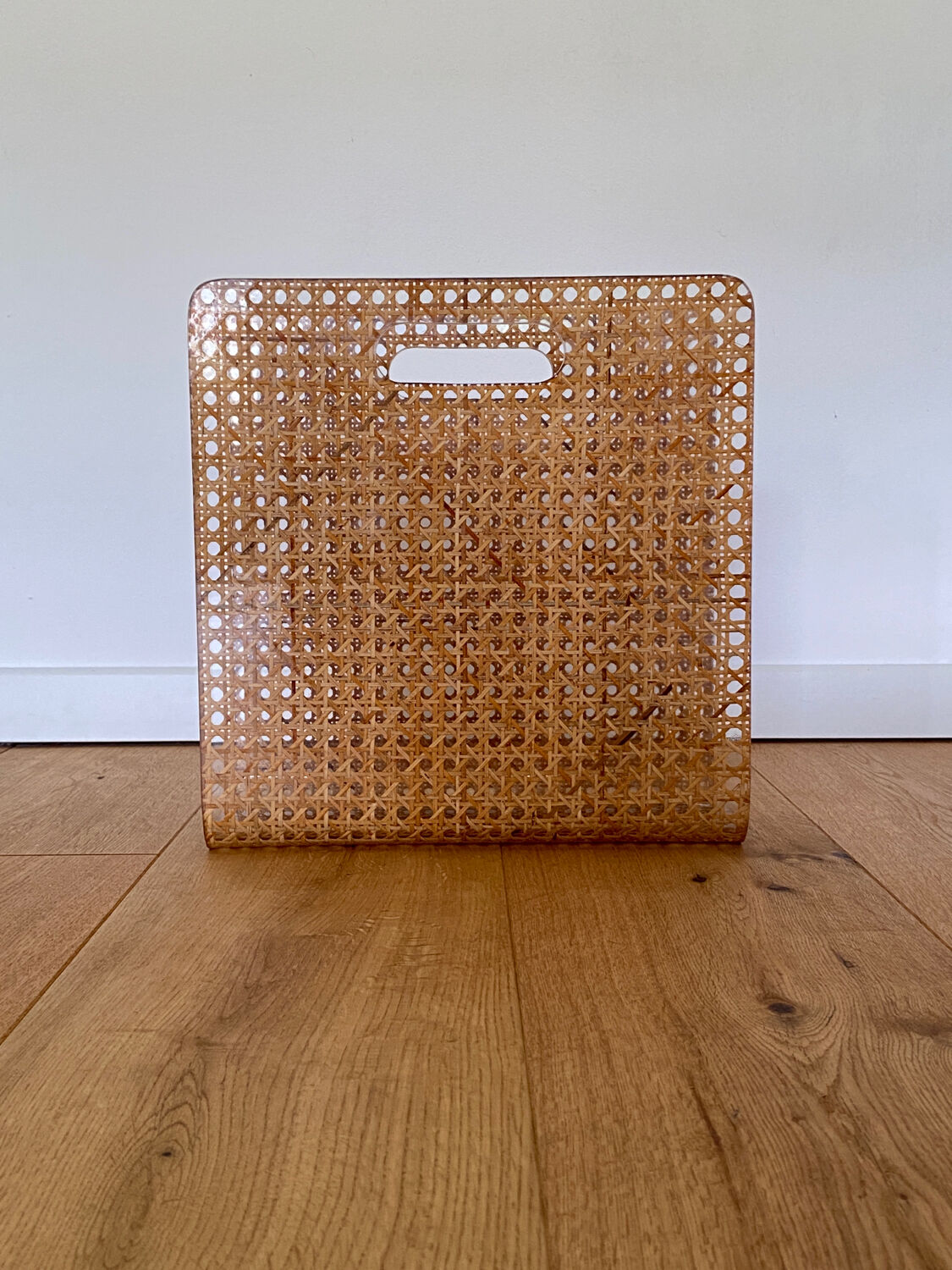 Lucite acrylique & tresse viennoise porte revues newspaper rack