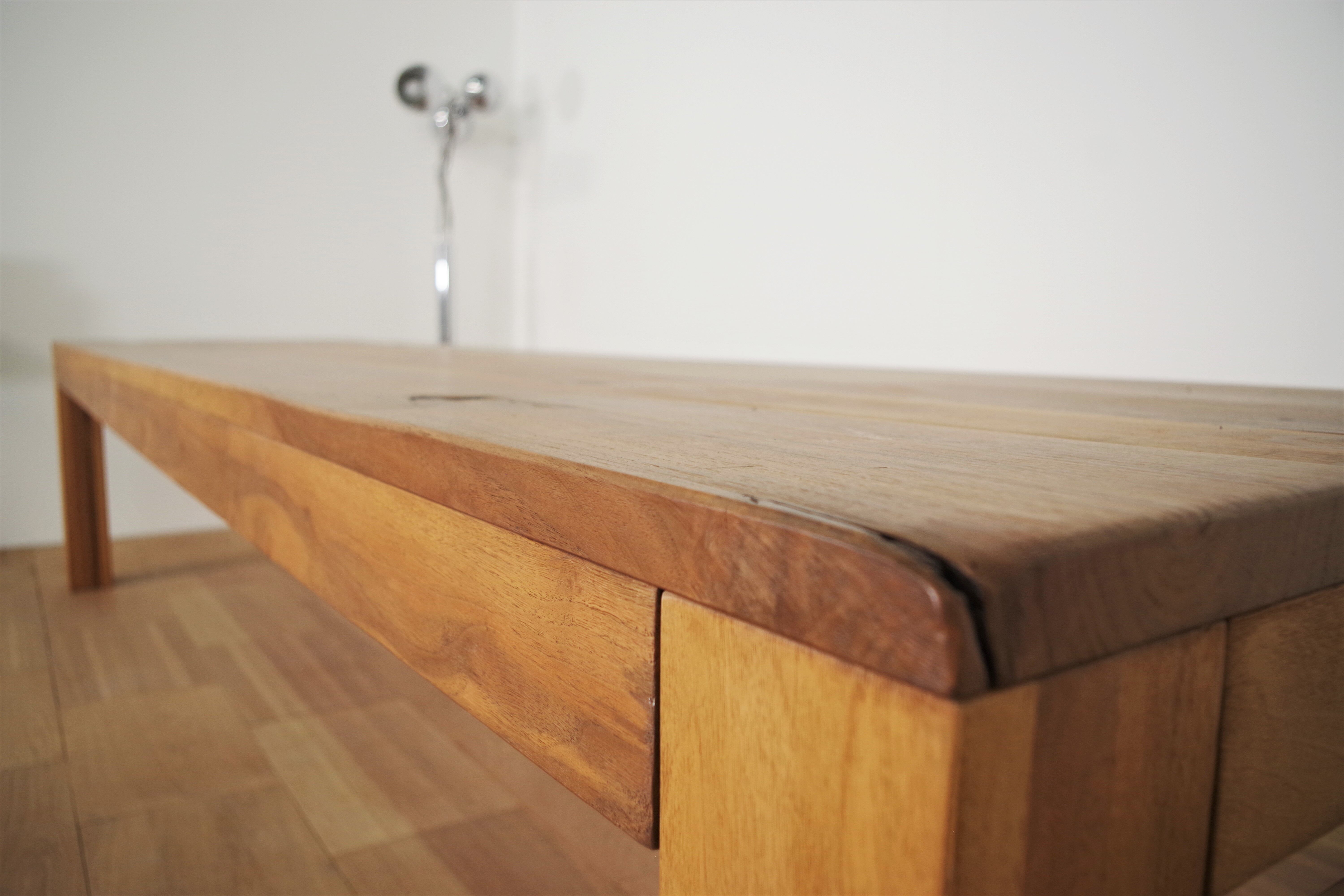 Tavolo artigianale in noce