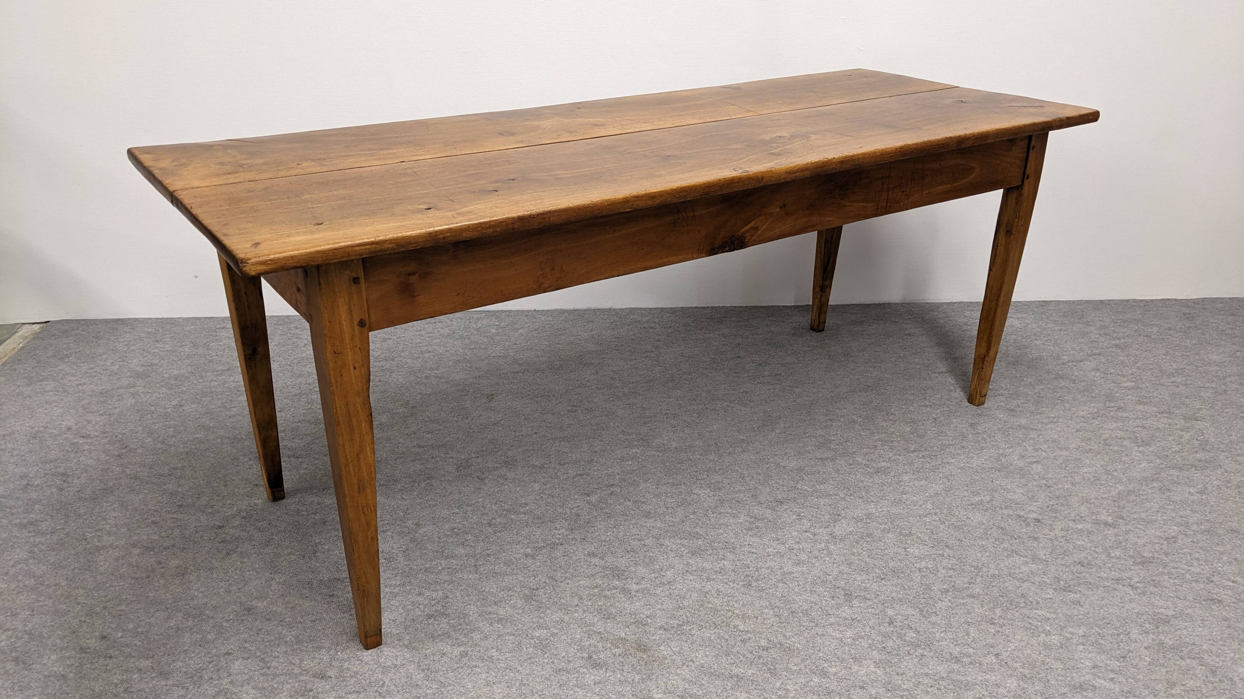 Burgundian farmhouse table in walnut, France early 19th century.