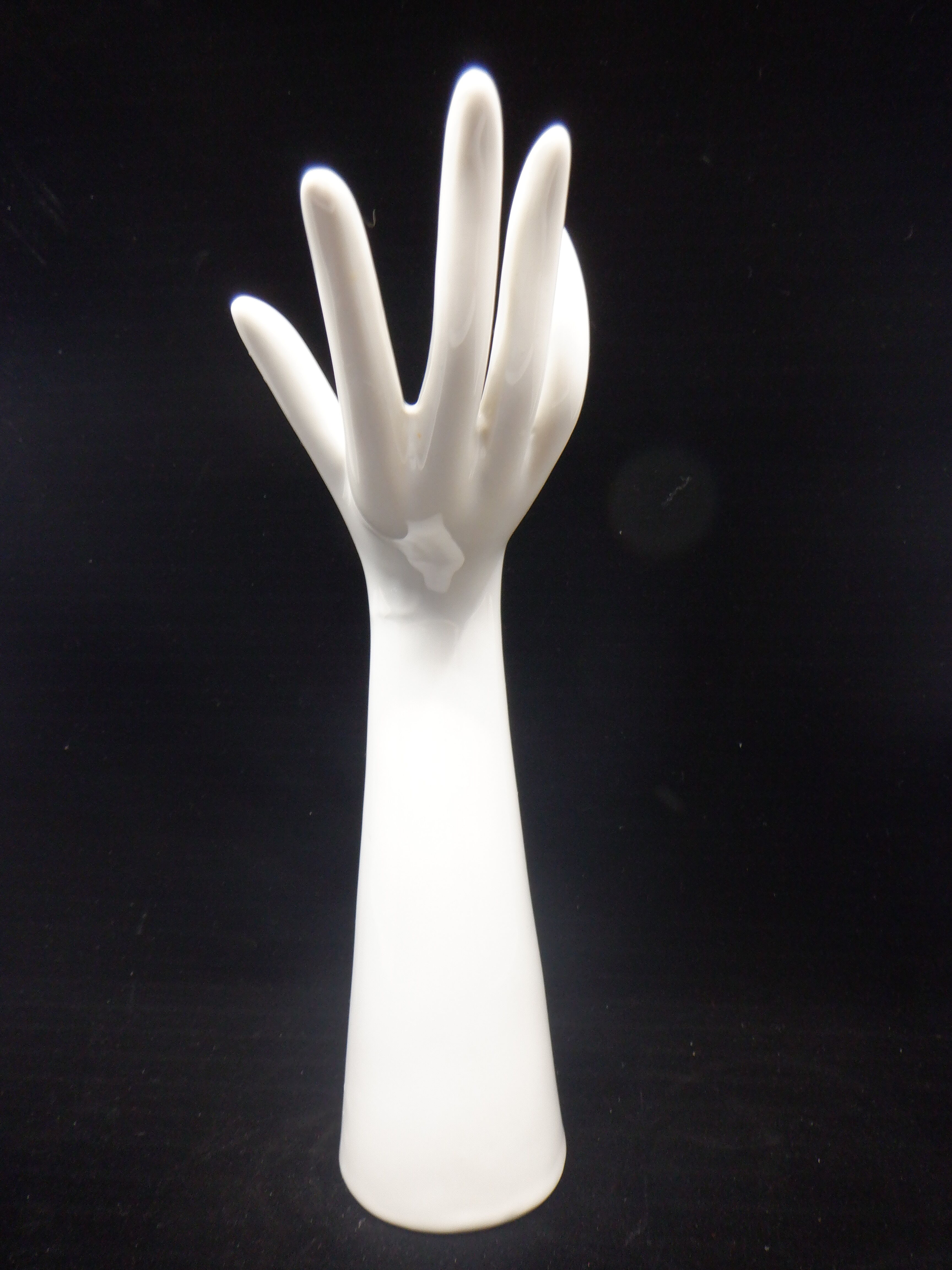 White ceramic baguier hand