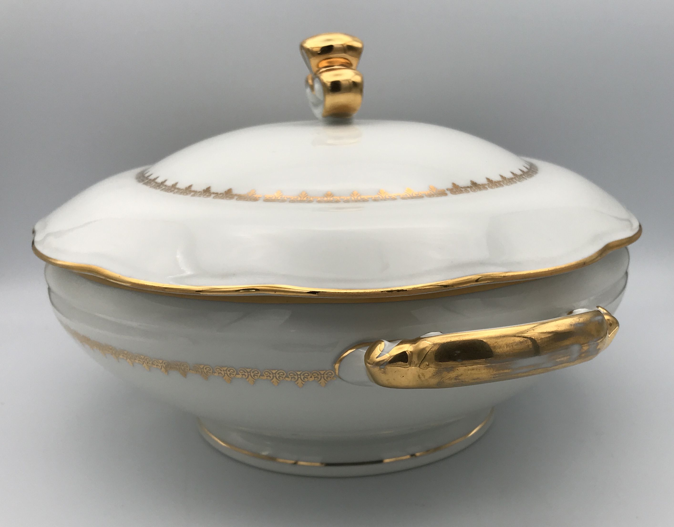 Soup bowl in white porcelain paste and enamels of limoges finish gilding