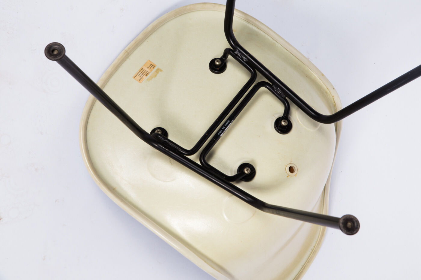 DSX Eames fiberglass chair