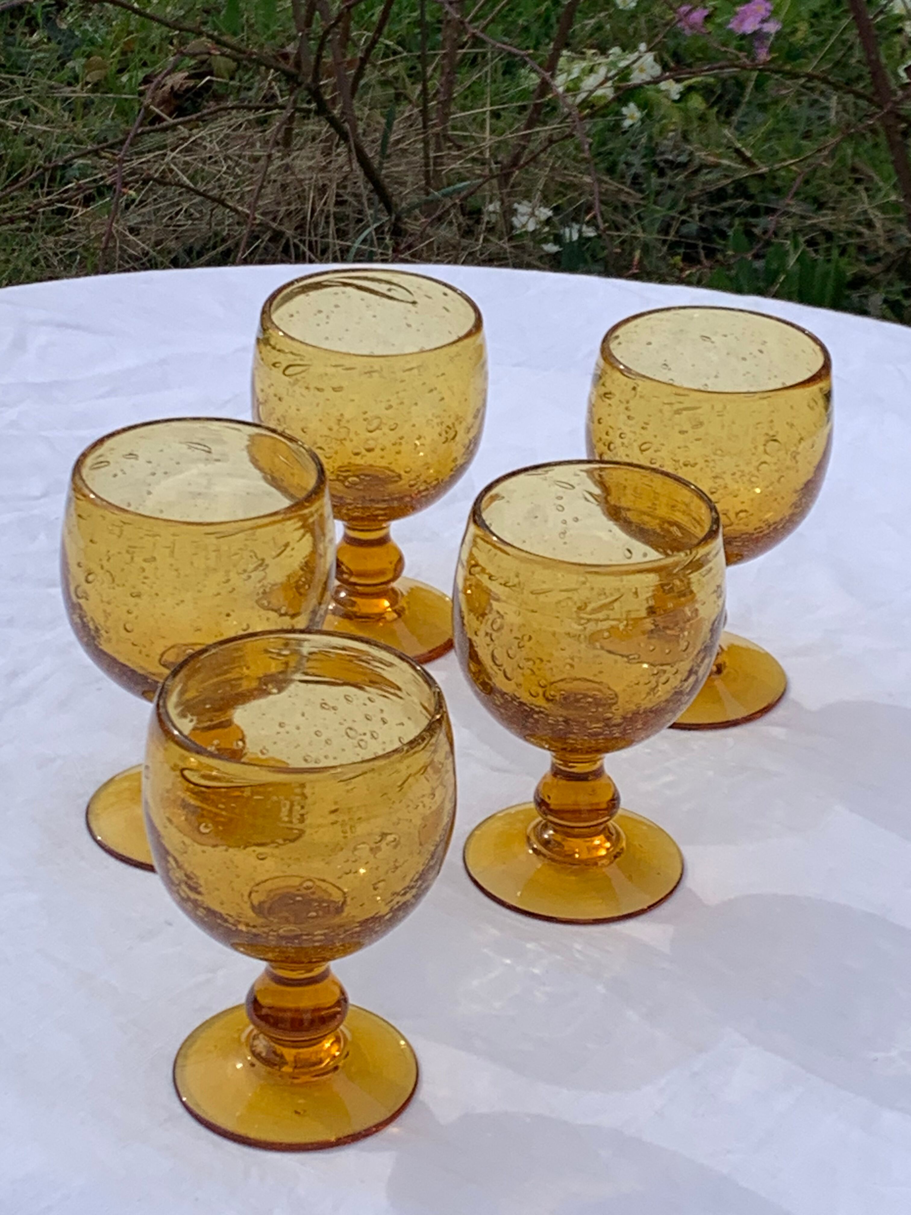 5 wine glasses in blown glass and vintage golden yellow bubble