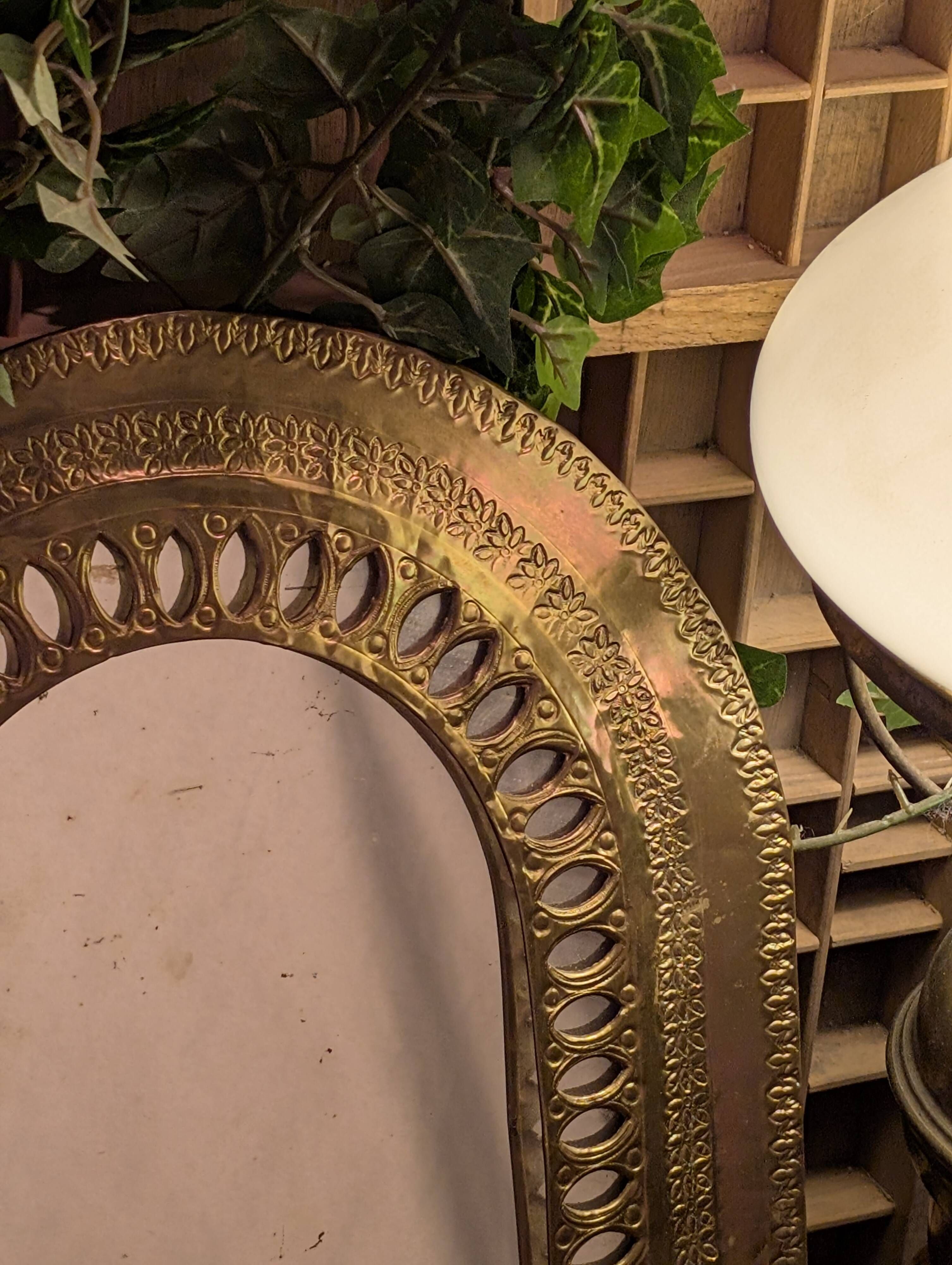 Miroir ancien doré à décor sculpté de style ethnique