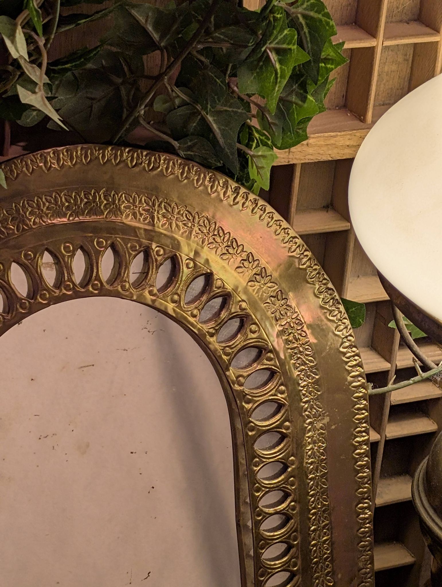 Antique gilded mirror with carved decoration – Ethnic/baroque style