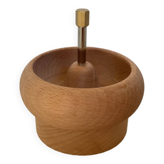 Rotating wooden ring sizer