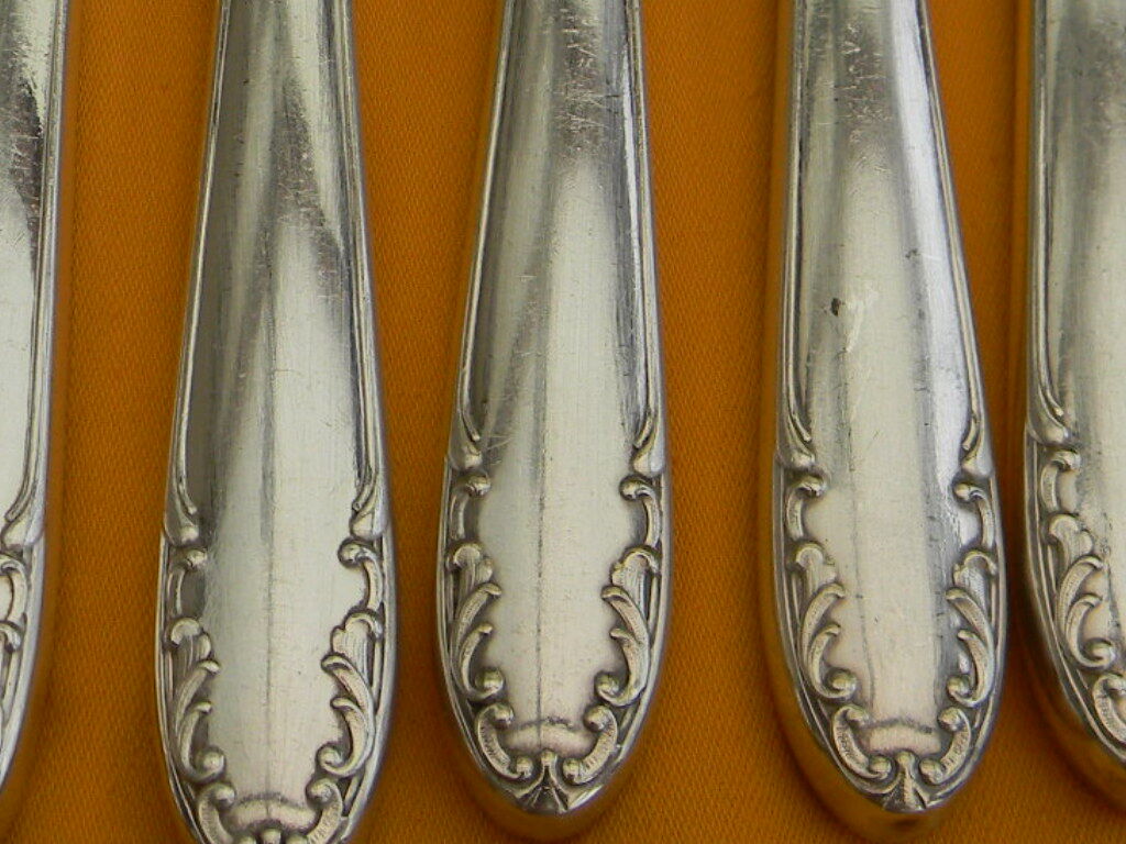 Set of 12 cheese or fruit knives handle in silver metal.