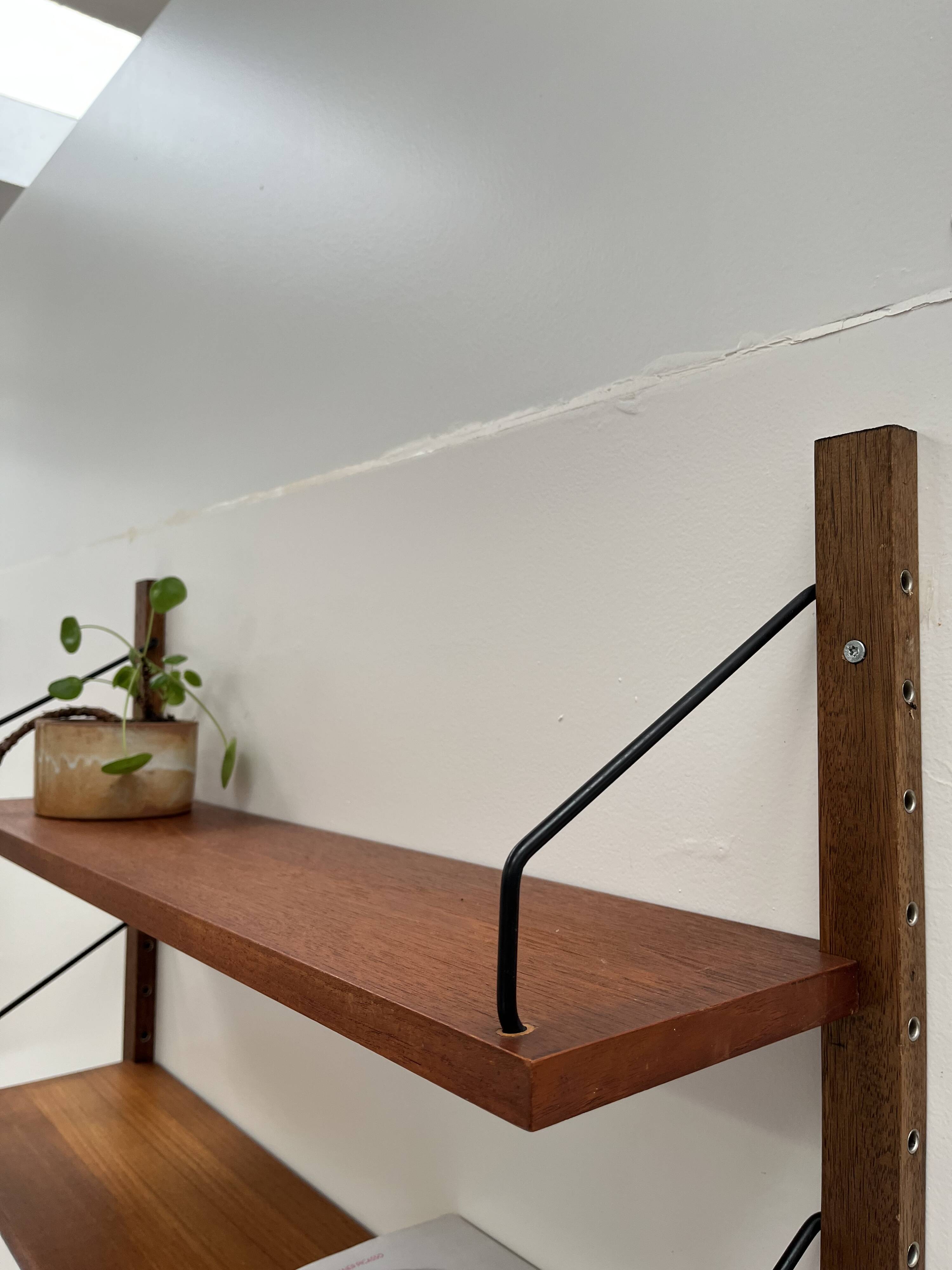 Meuble mural par P. Cadobvius