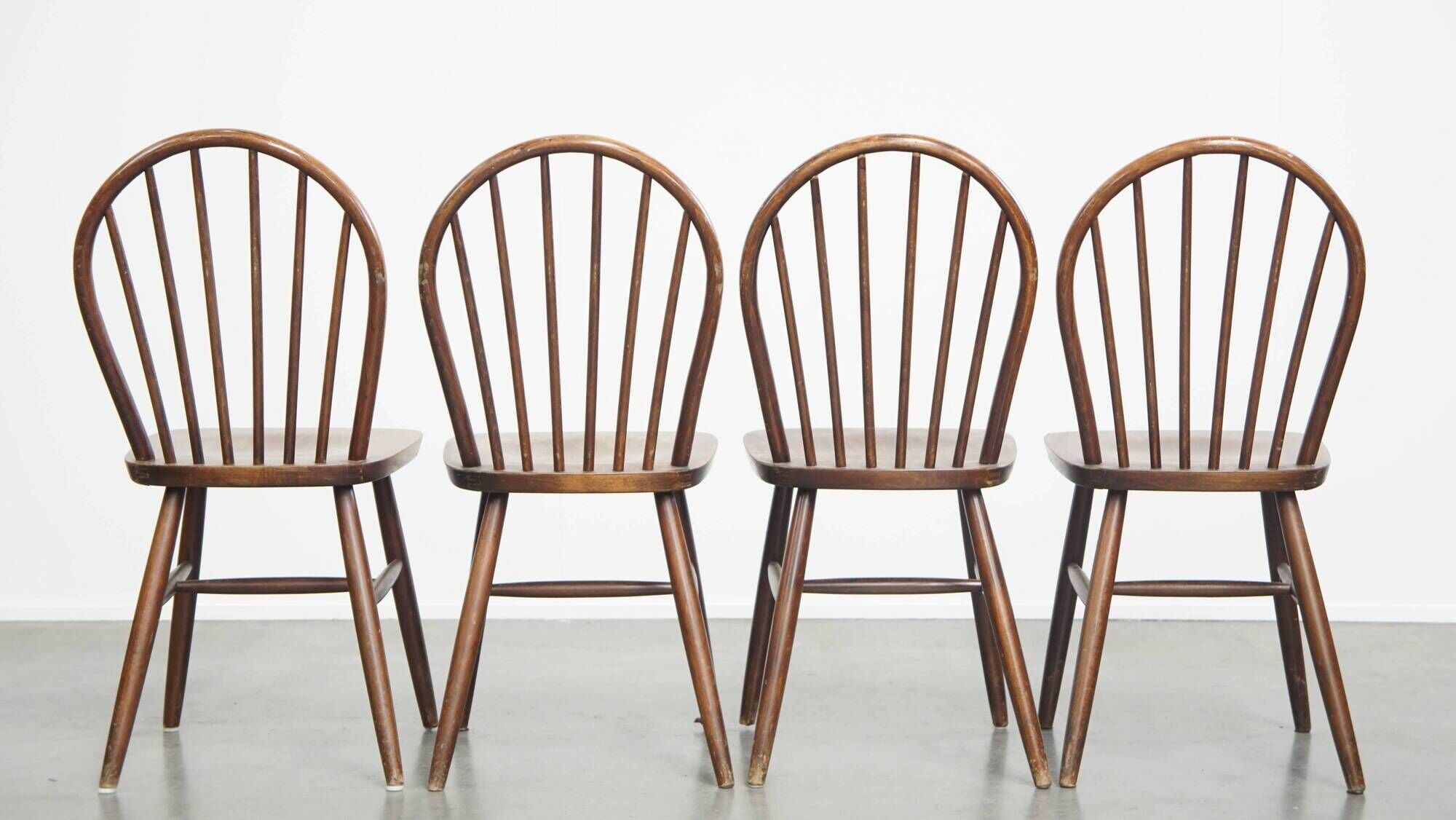 Set of 4 vintage Windsor wooden spindle chairs from the 1970s