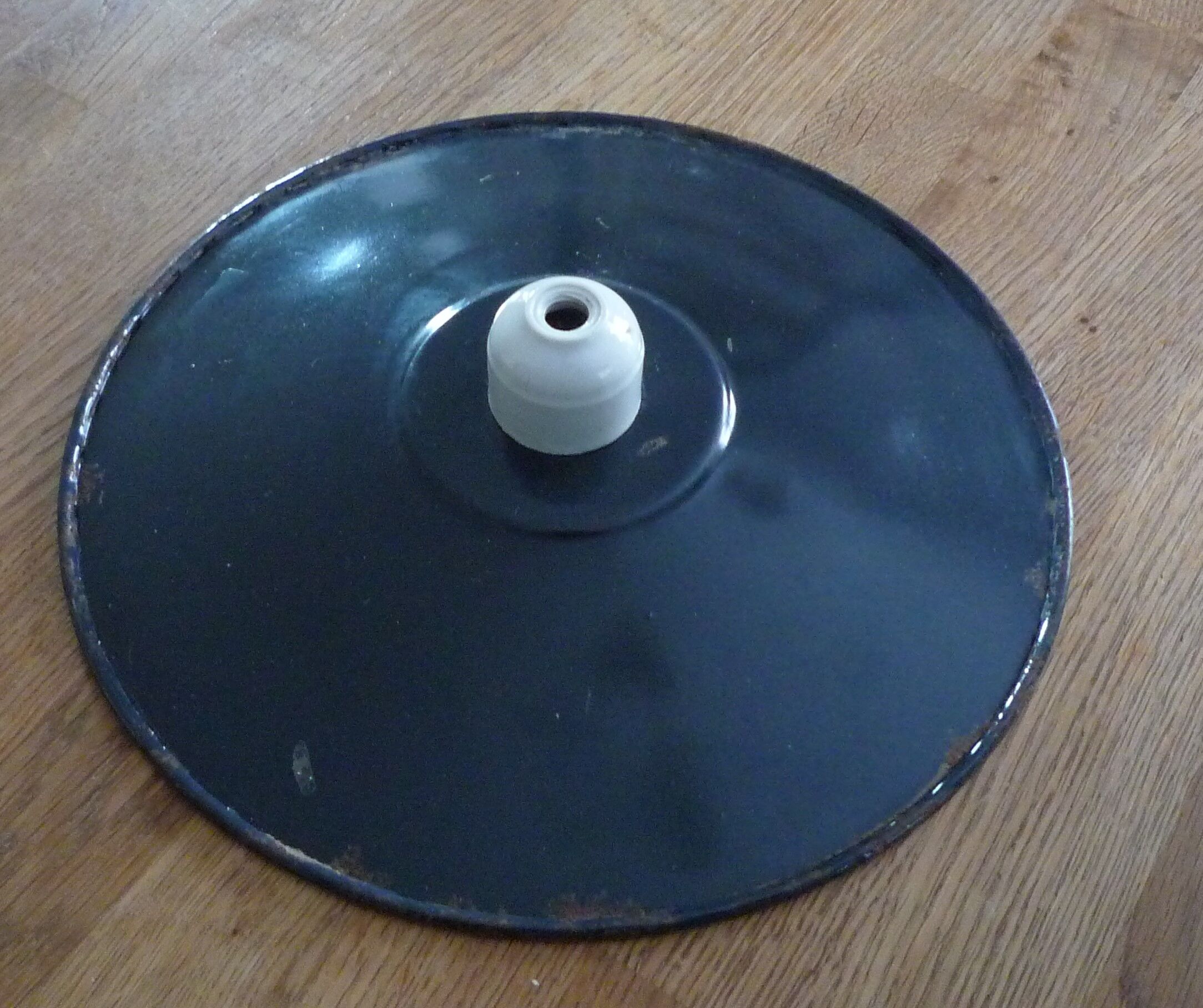 Old suspension in black enamelled sheet metal and porcelain socket to hang