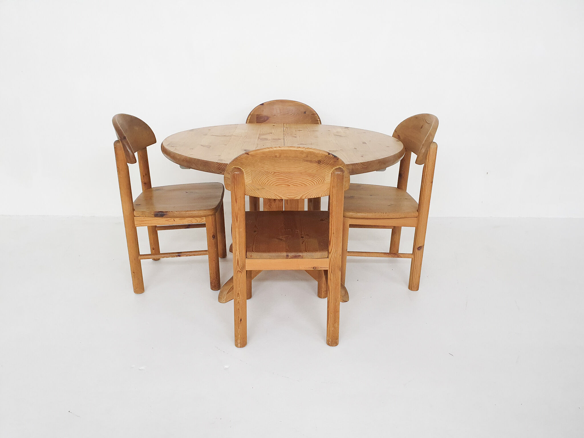 Large pinewood extendable dining table1970's