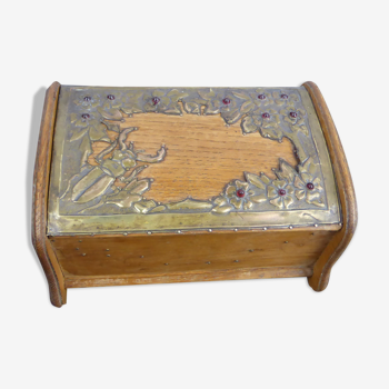 Boîte en bois à décor d'un scarabé et de fleurs en laiton repoussé et verroteries-Art Nouveau