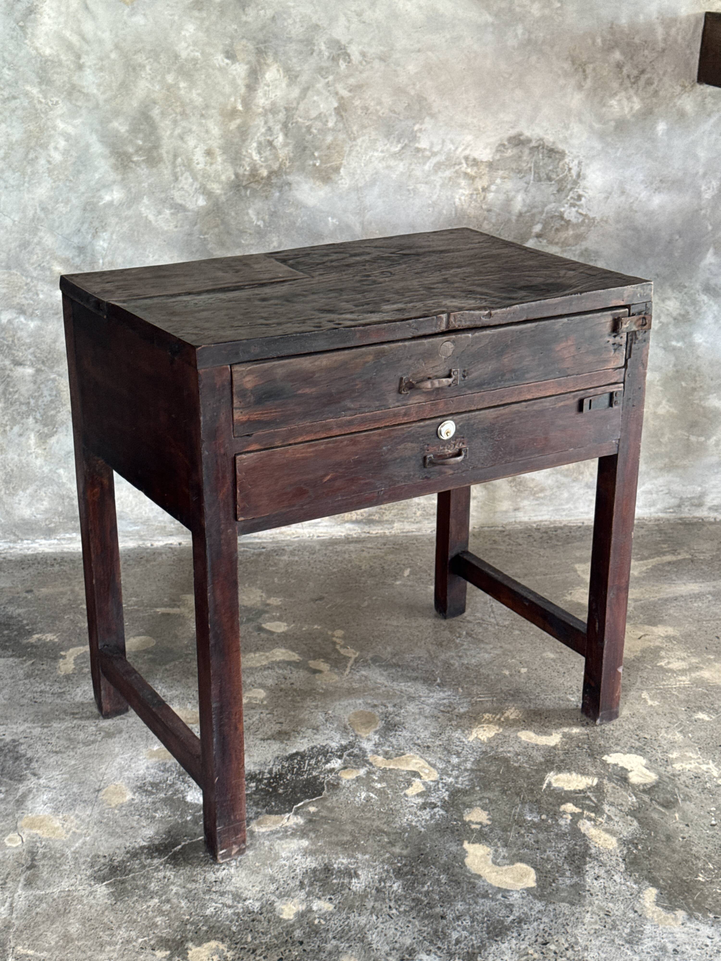 Meuble de métier ancien indonésien en teck à deux tiroirs H80,5 L79,5x51