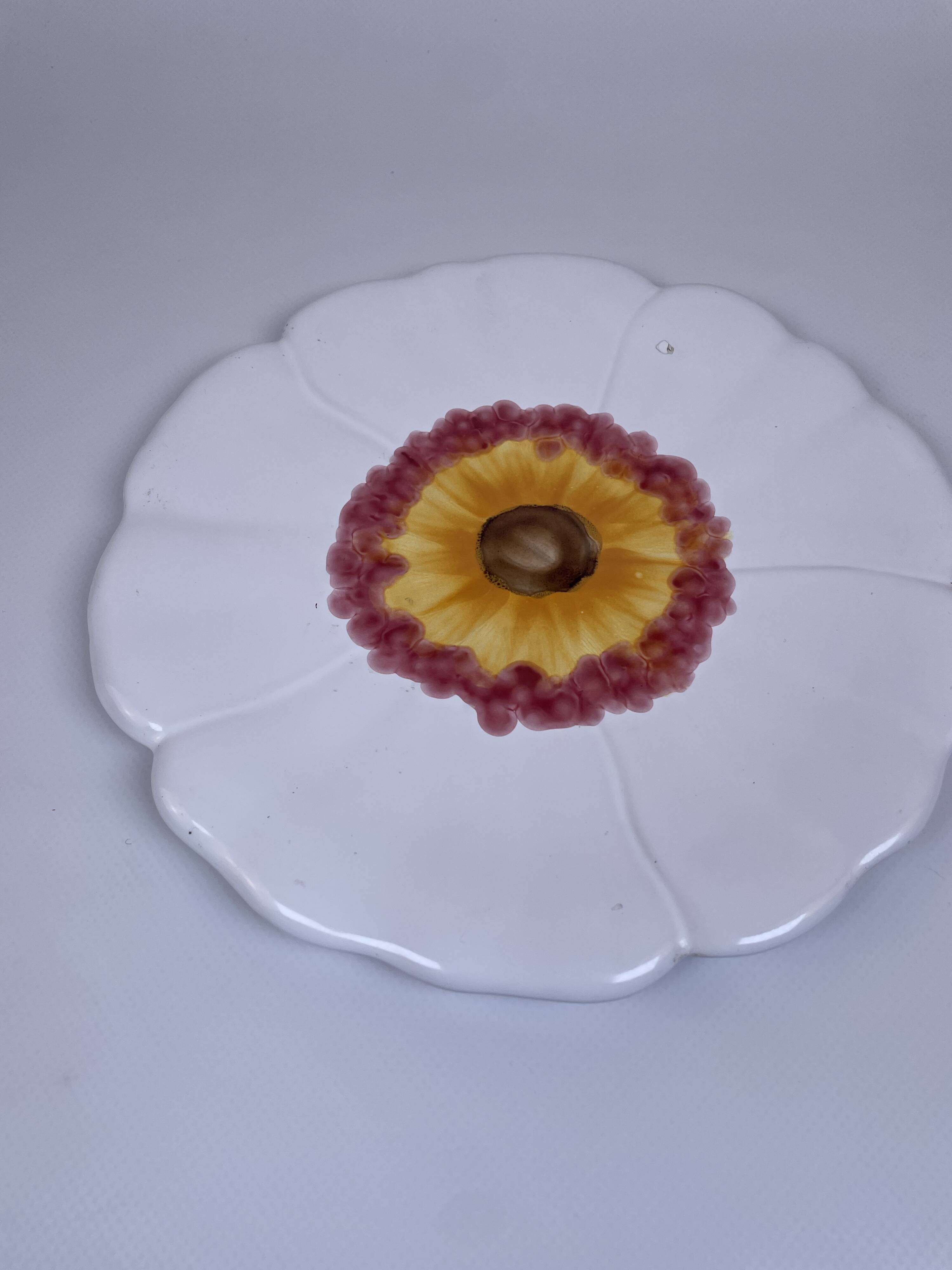 Assiette fleur en céramique de Vallauris