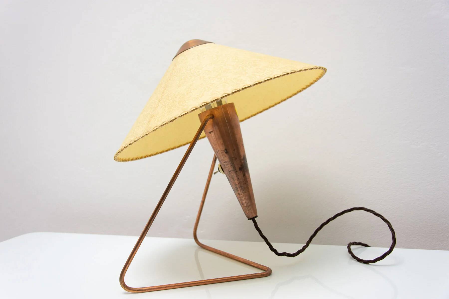 Lampe de table trépied tchèque des années 50 par Helena Frantová.