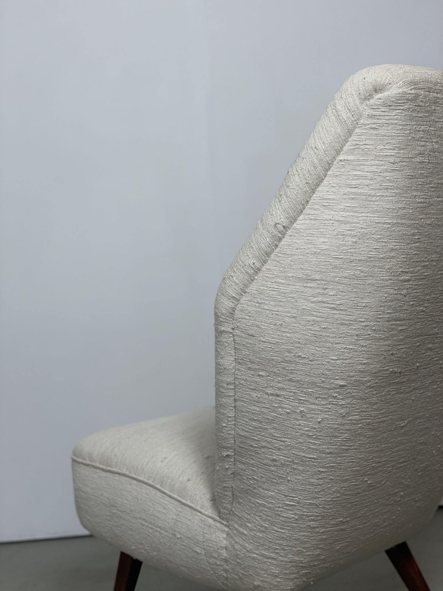 Chaise longue danoise en tissu d’ameublement en soie des années 1940