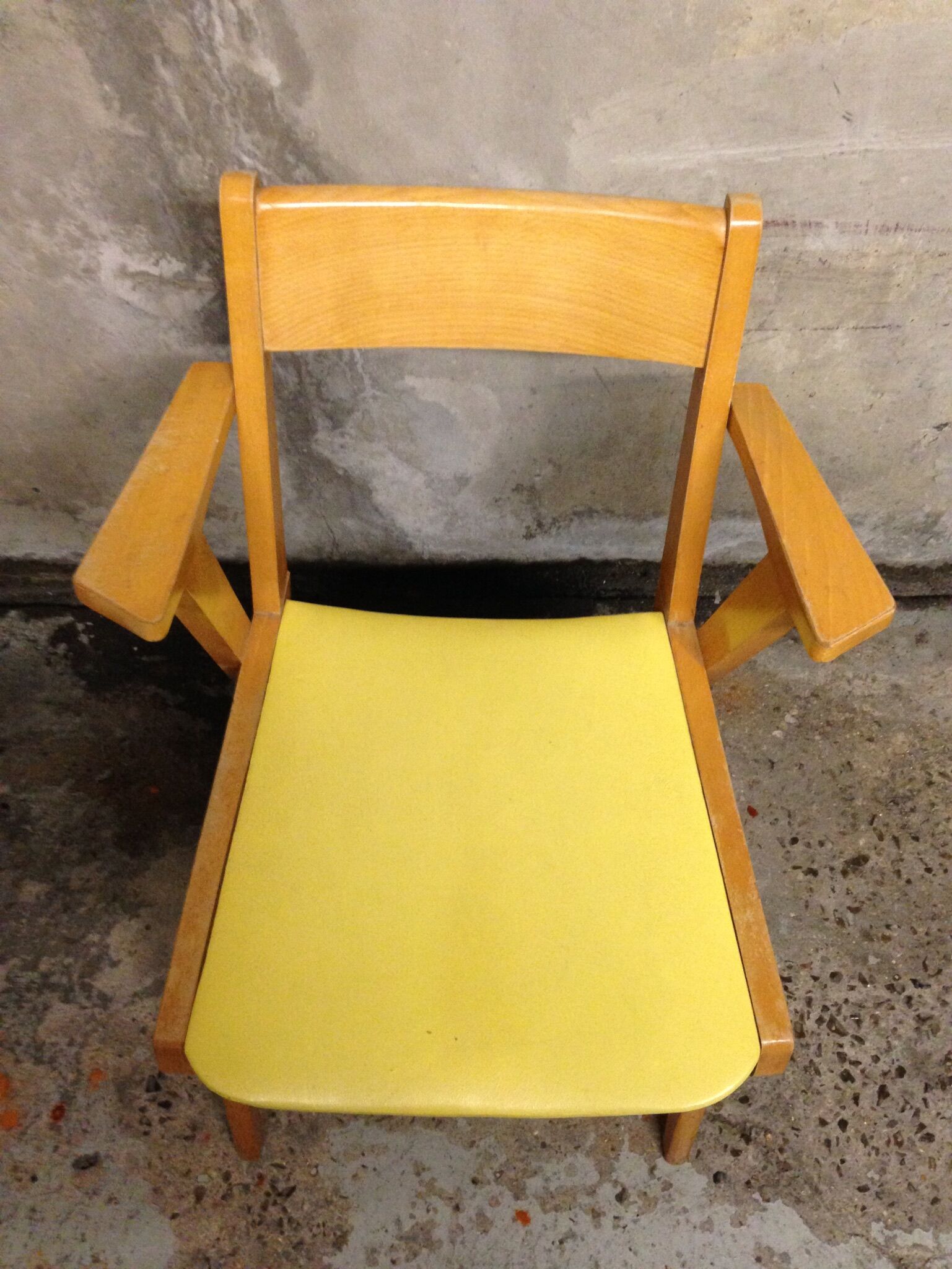 Fauteuil bridge skaï jaune et bois