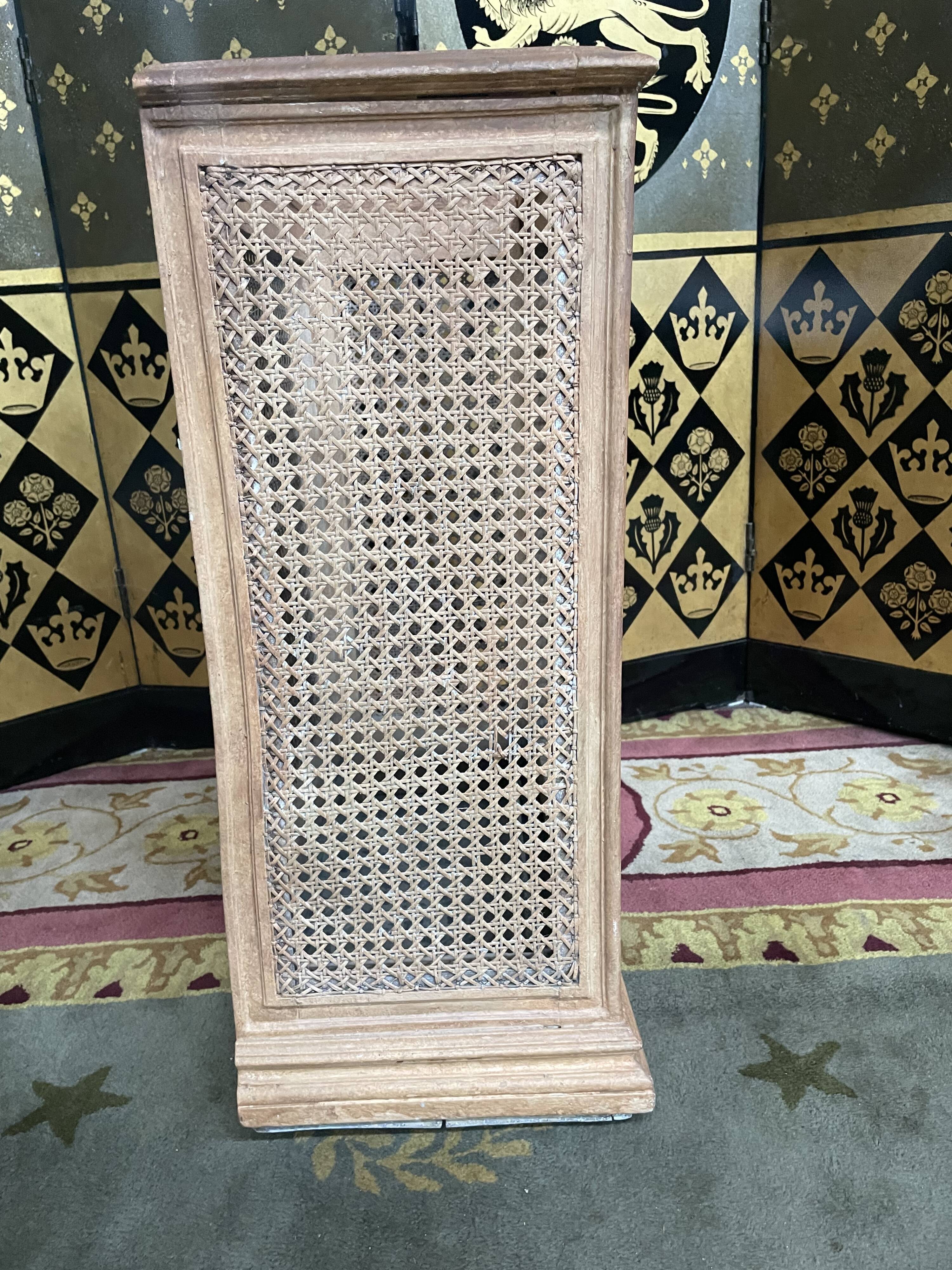 Umbrella door cannage