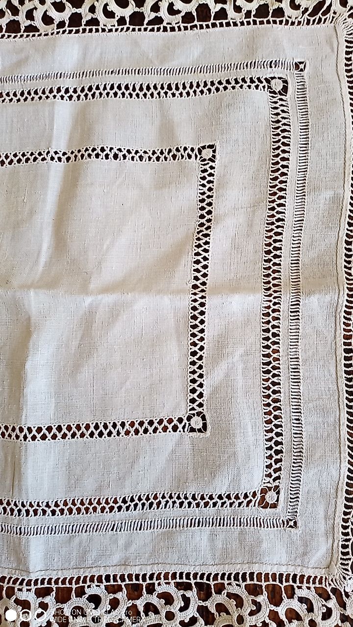 Centerpiece - lace - antique textile - 40 x 44 cm