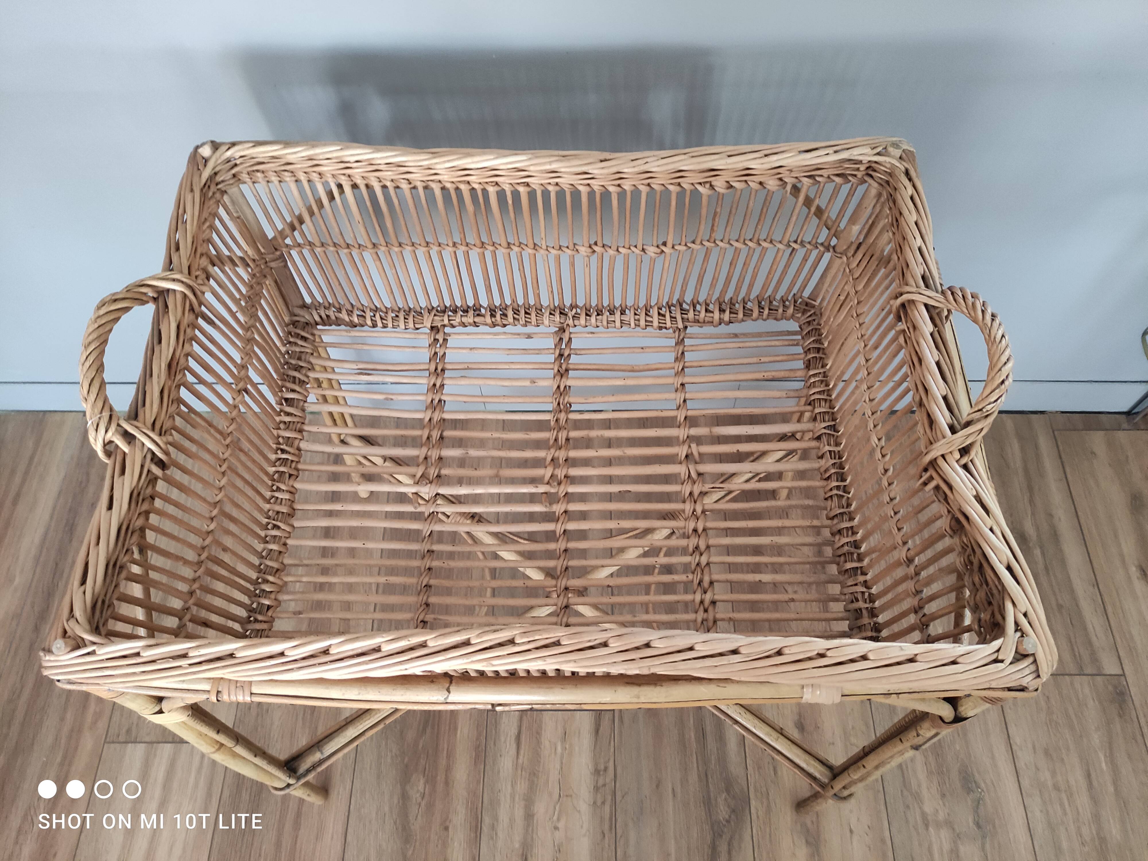 Panière à linge vintage en rotin sur piètement