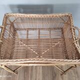 Panière à linge vintage en rotin sur piètement