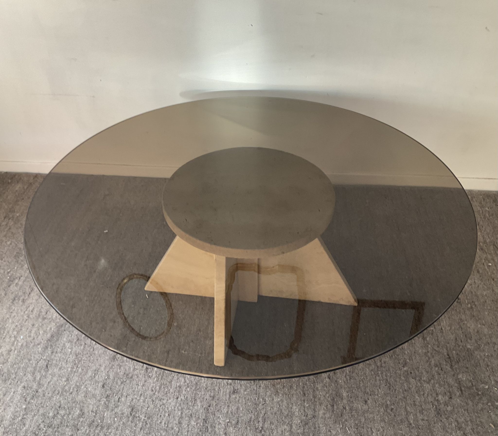 Table basse vintage en travertin et verre fumé années 70
