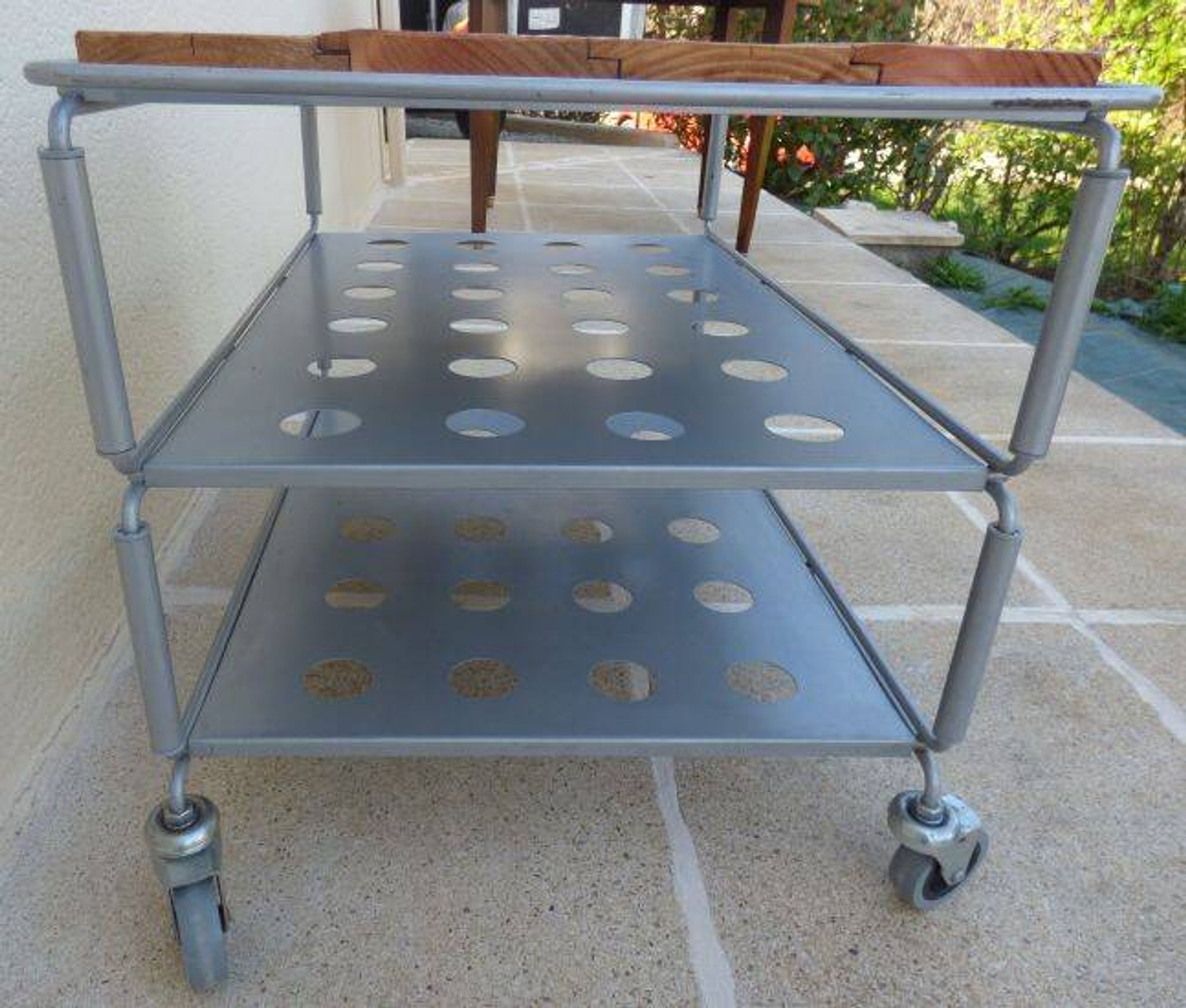 Metallic trolley with wheels, 3 levels with wooden top.