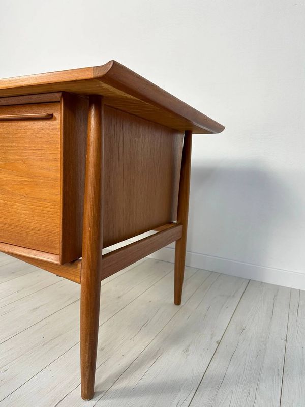 Bureau d'écriture vintage danois en teck des années 1960 par Arne Vodder pour H.P. Hansen