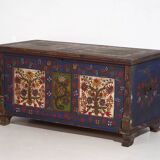 Malle bleue ancienne avec détails floraux peints à la main, c.1870