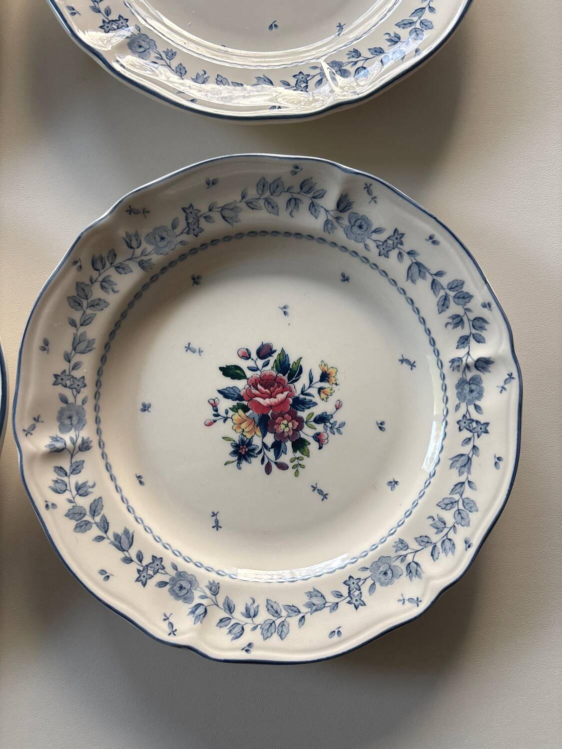 Assiettes à dessert en faïence anglaise