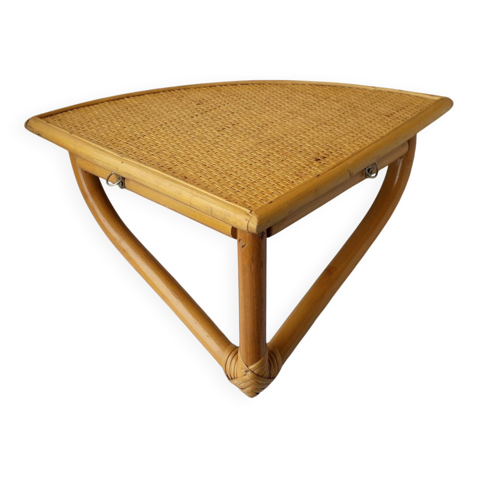 Corner shelf in rattan