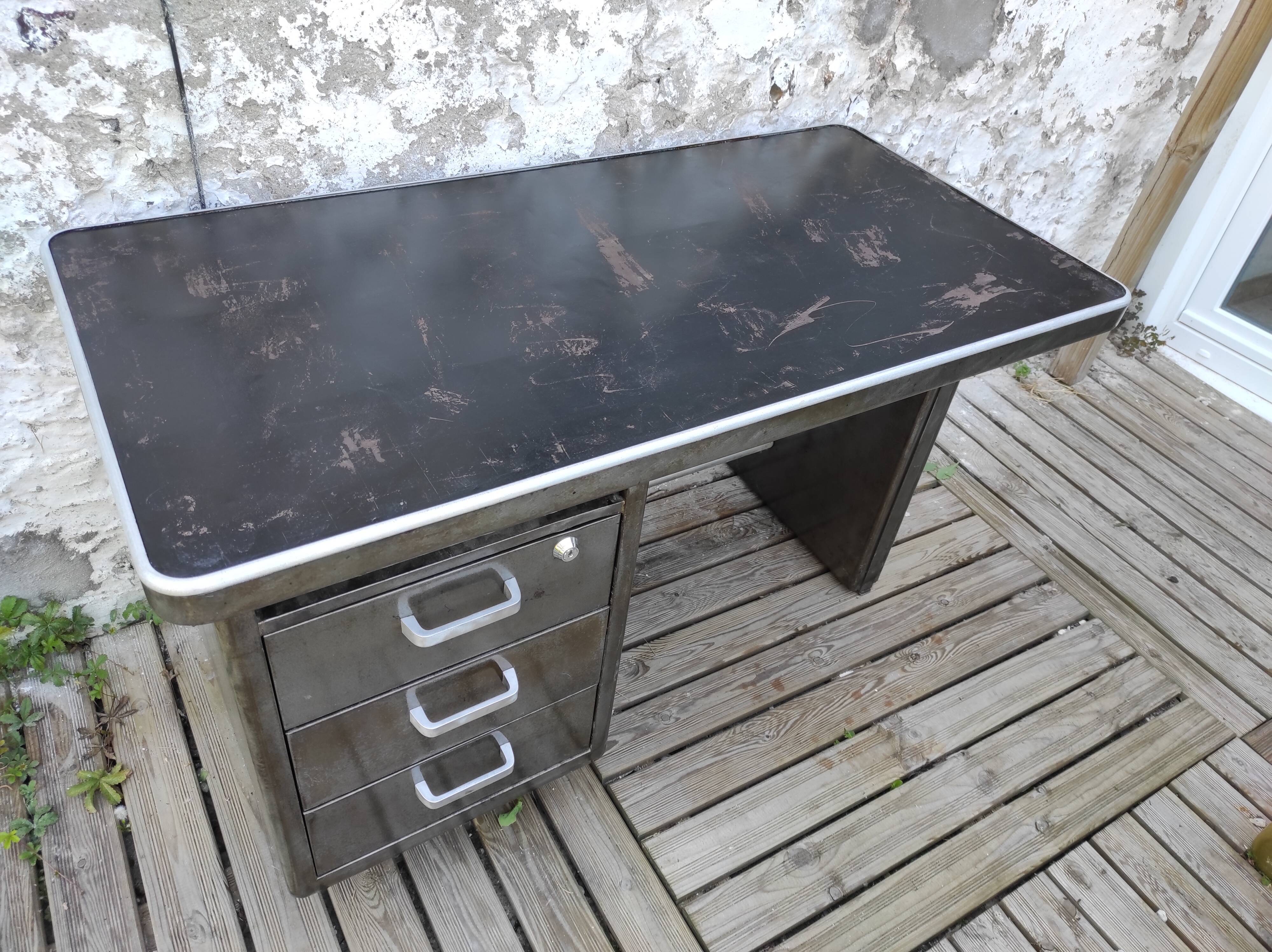 Strafor desk in brushed metal