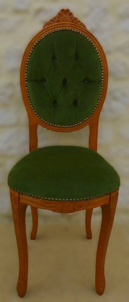 Chaise médaillon ancienne chic de style avec tissus velours vert et clous