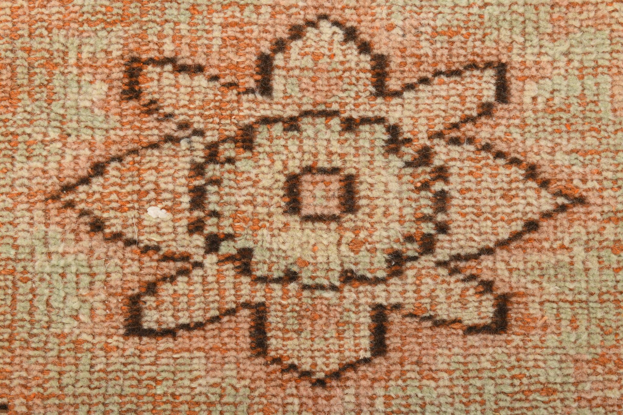 Tapis vintage rose poudré fait main en laine, style oriental doux