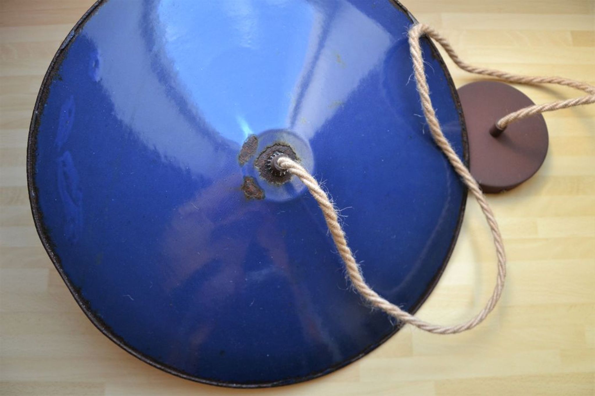 Vintage pendant lamp in blue enamel – rust and jute finishes
