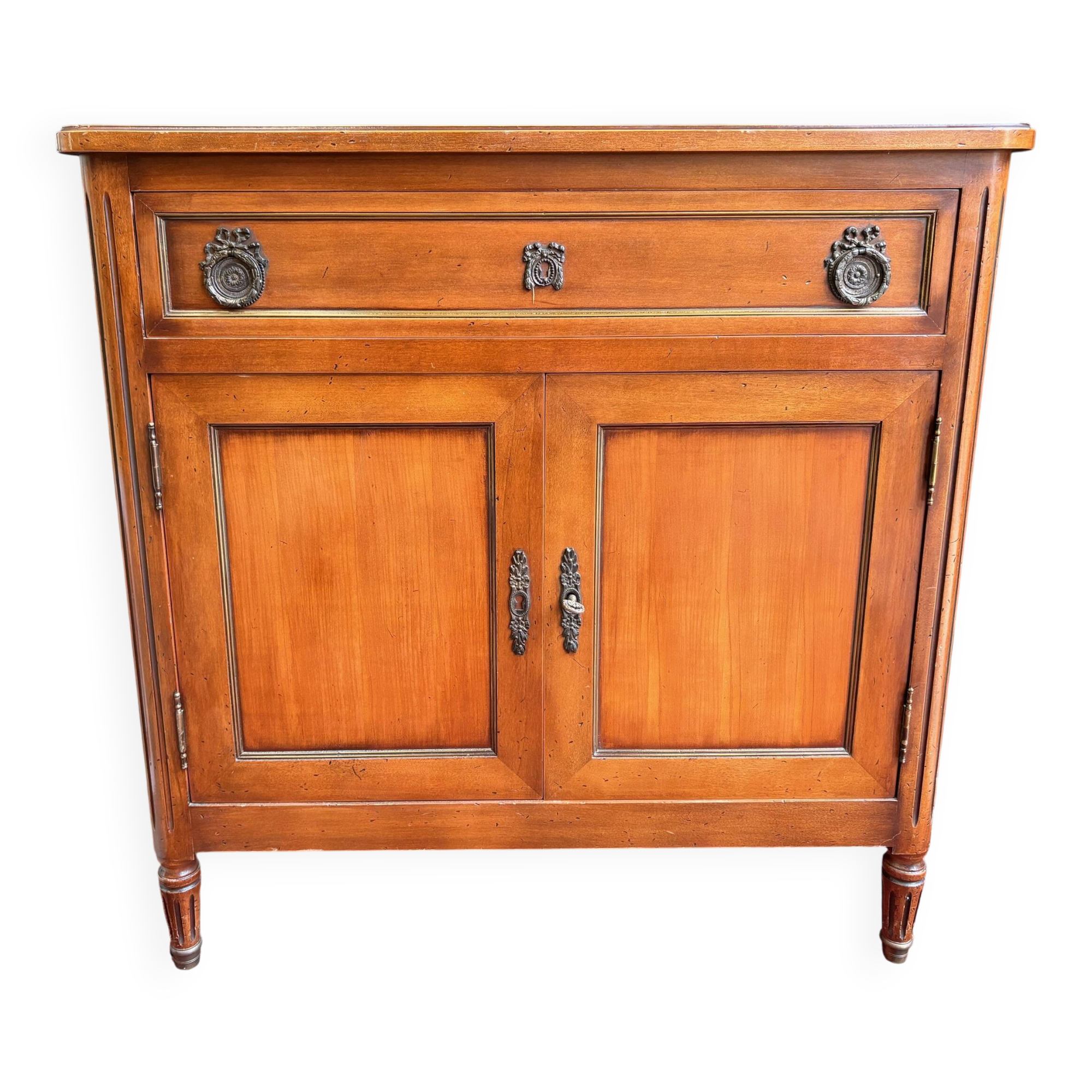 Buffet “style Louis XVI” — pièce décorative avec charme classique