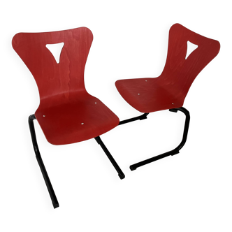 Set of 2 chairs in red thermoformed wood and black metal