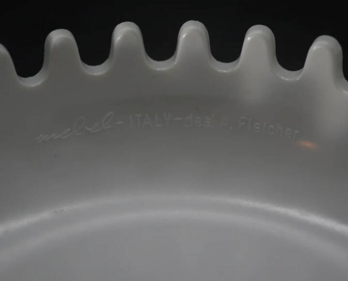 Mebel Clam ashtray from the 1970s by Alan Fletcher in white.