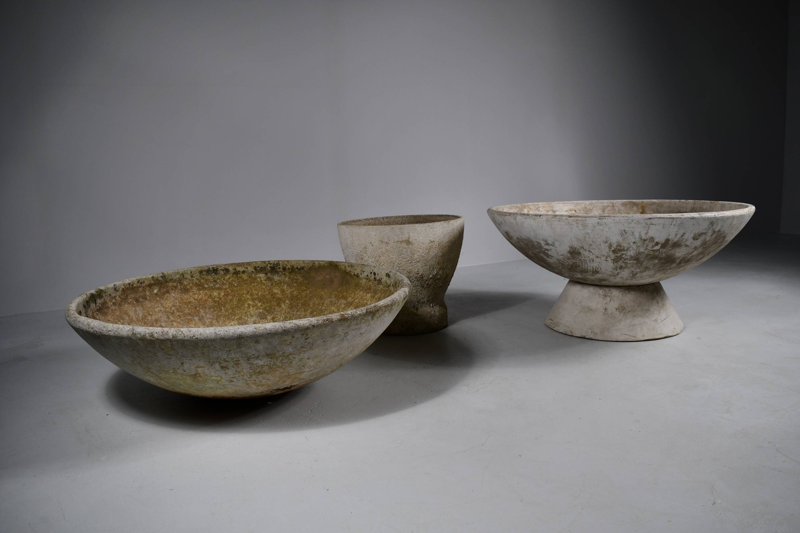 2 grandes jardinières avec 2 bases, dont une pouvant être utilisée comme