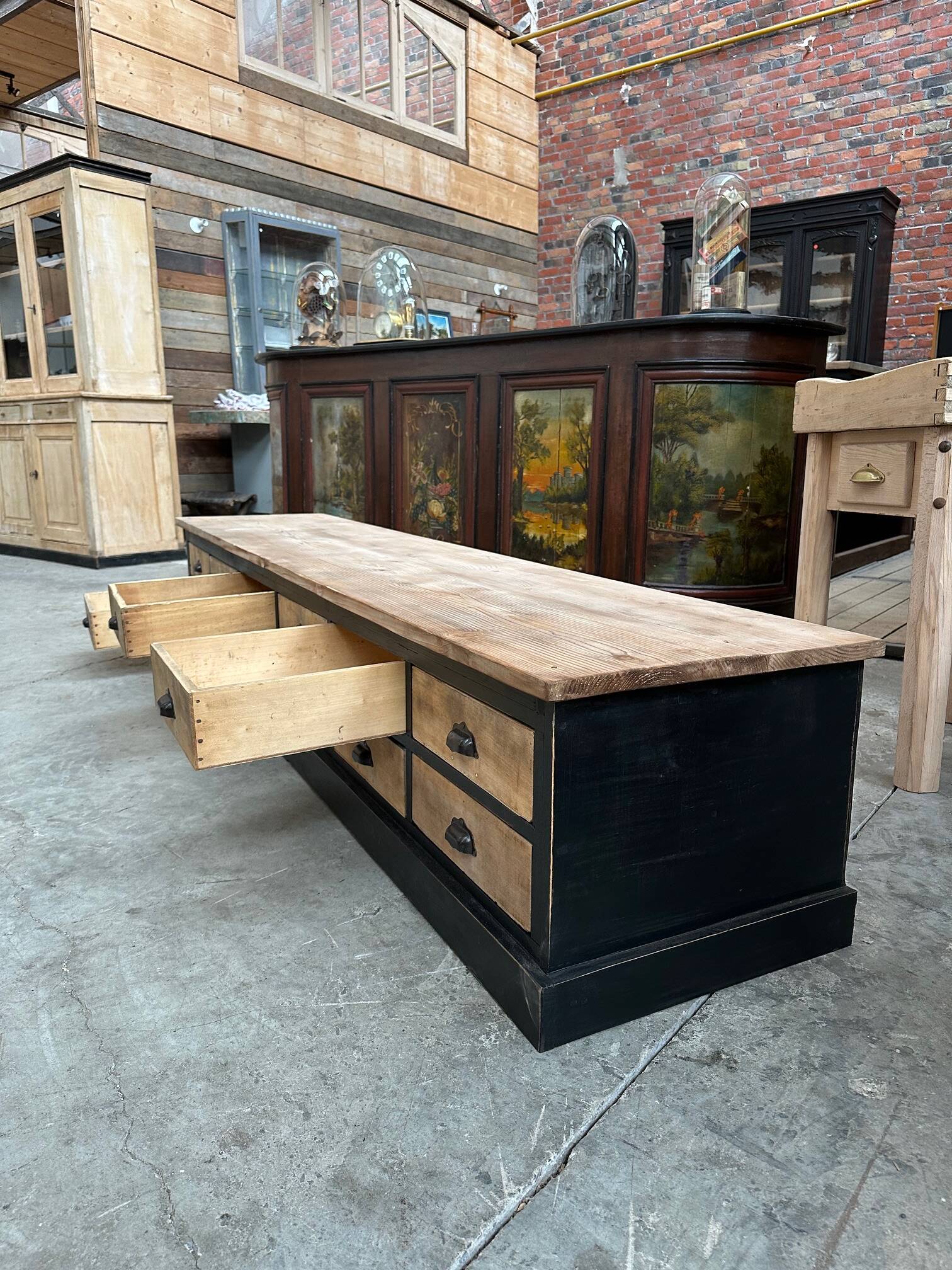 Meuble télé réalisé dans un ancien meuble de métier
