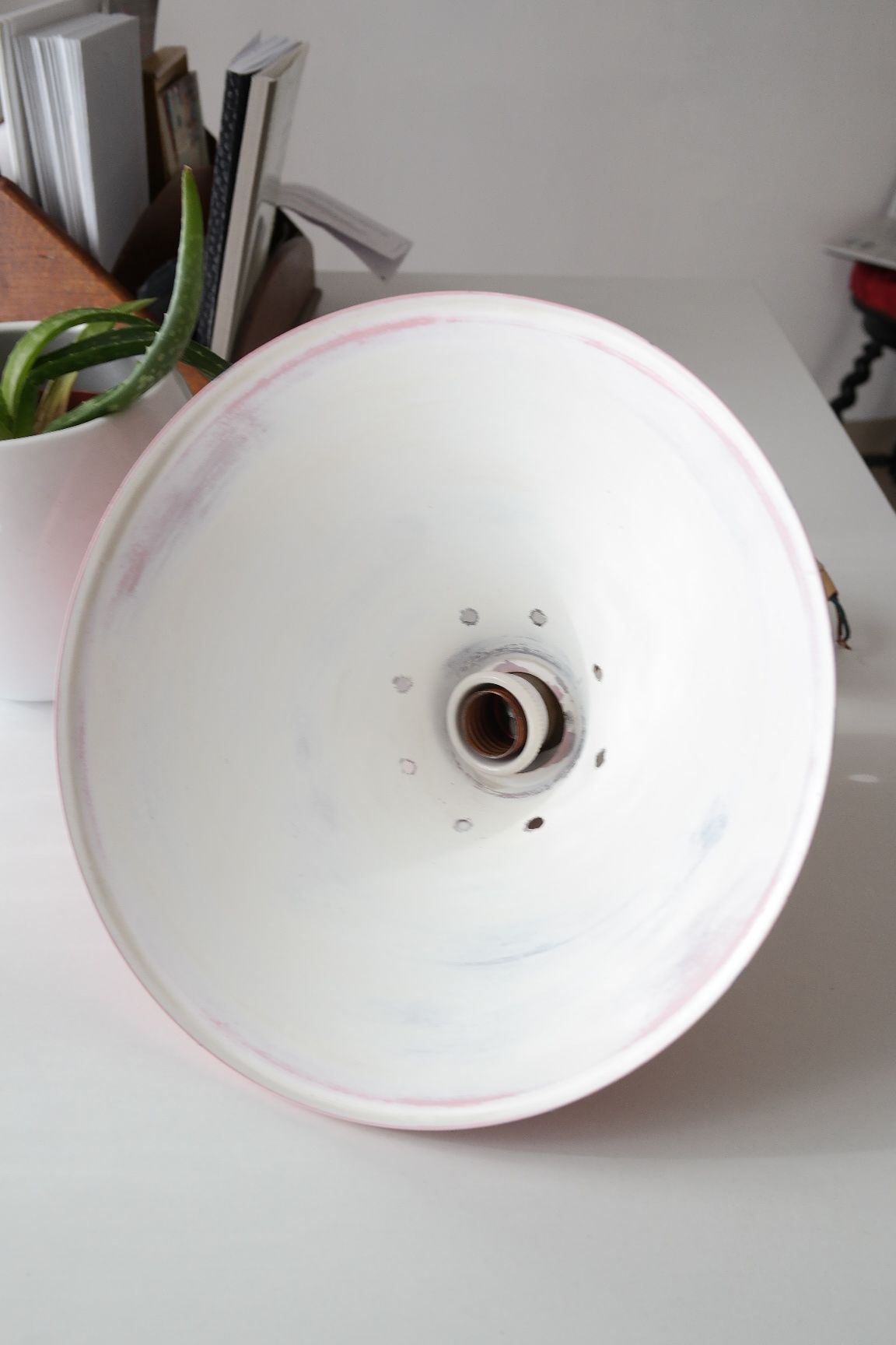 Suspension tôle emaillée rose vintage
