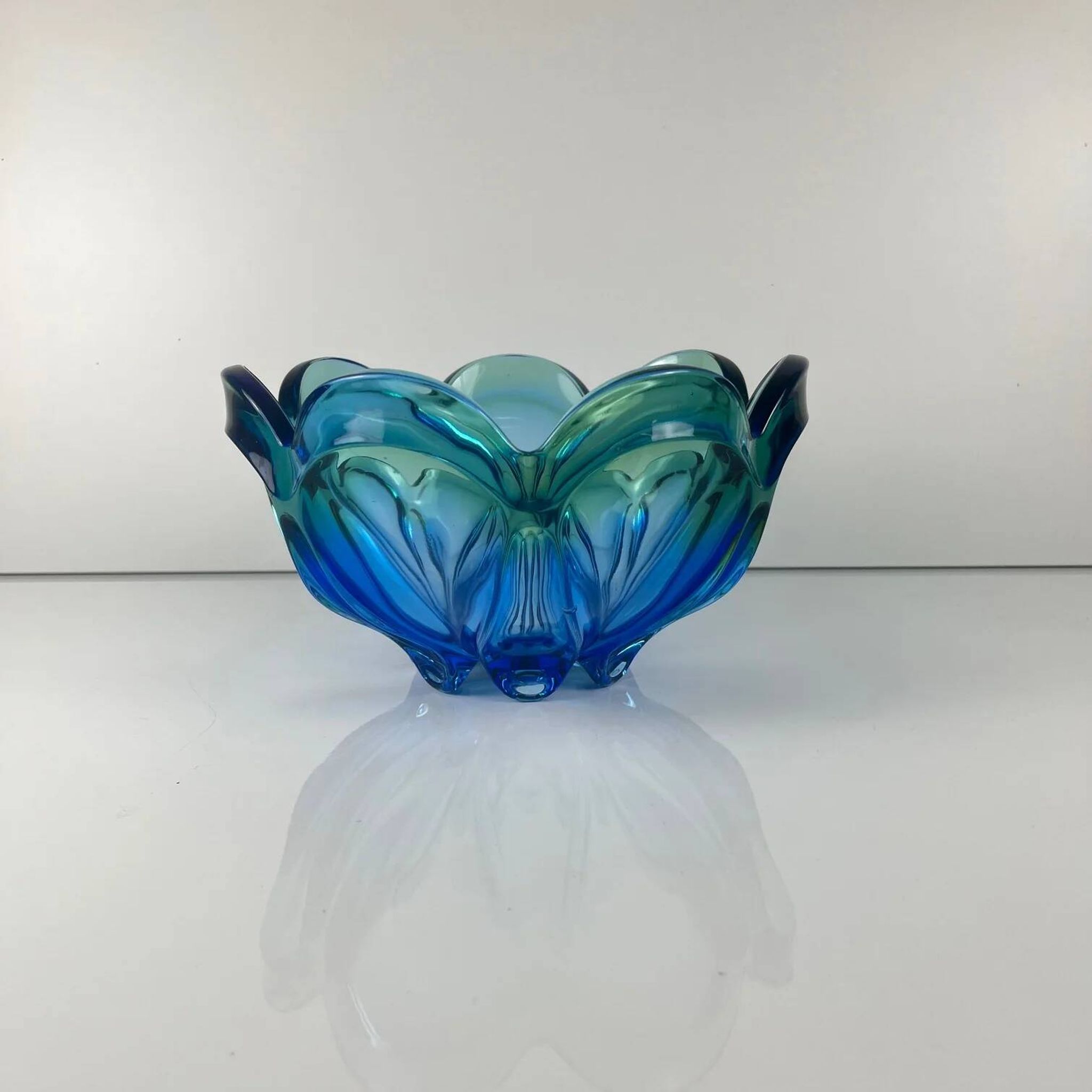 Coupe / large glass pocket bowl from Murano, flower shape, green - blue gradient, 1960.
