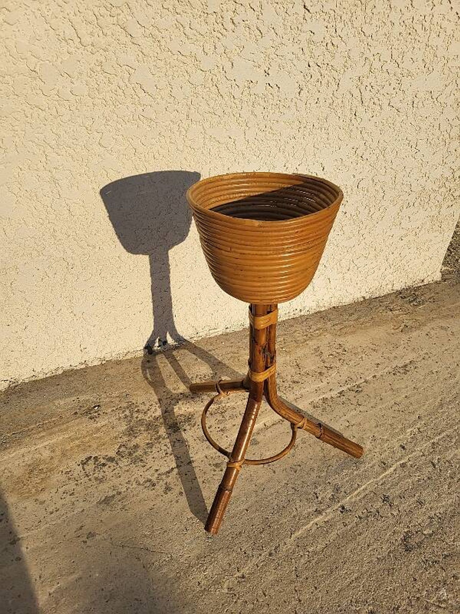 PORTE POT DE FLEUR EN ROTIN 1960