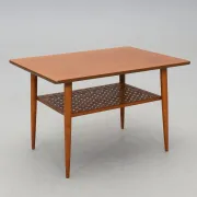 Table basse vintage scandinave en teck avec étagère tressée - années 60