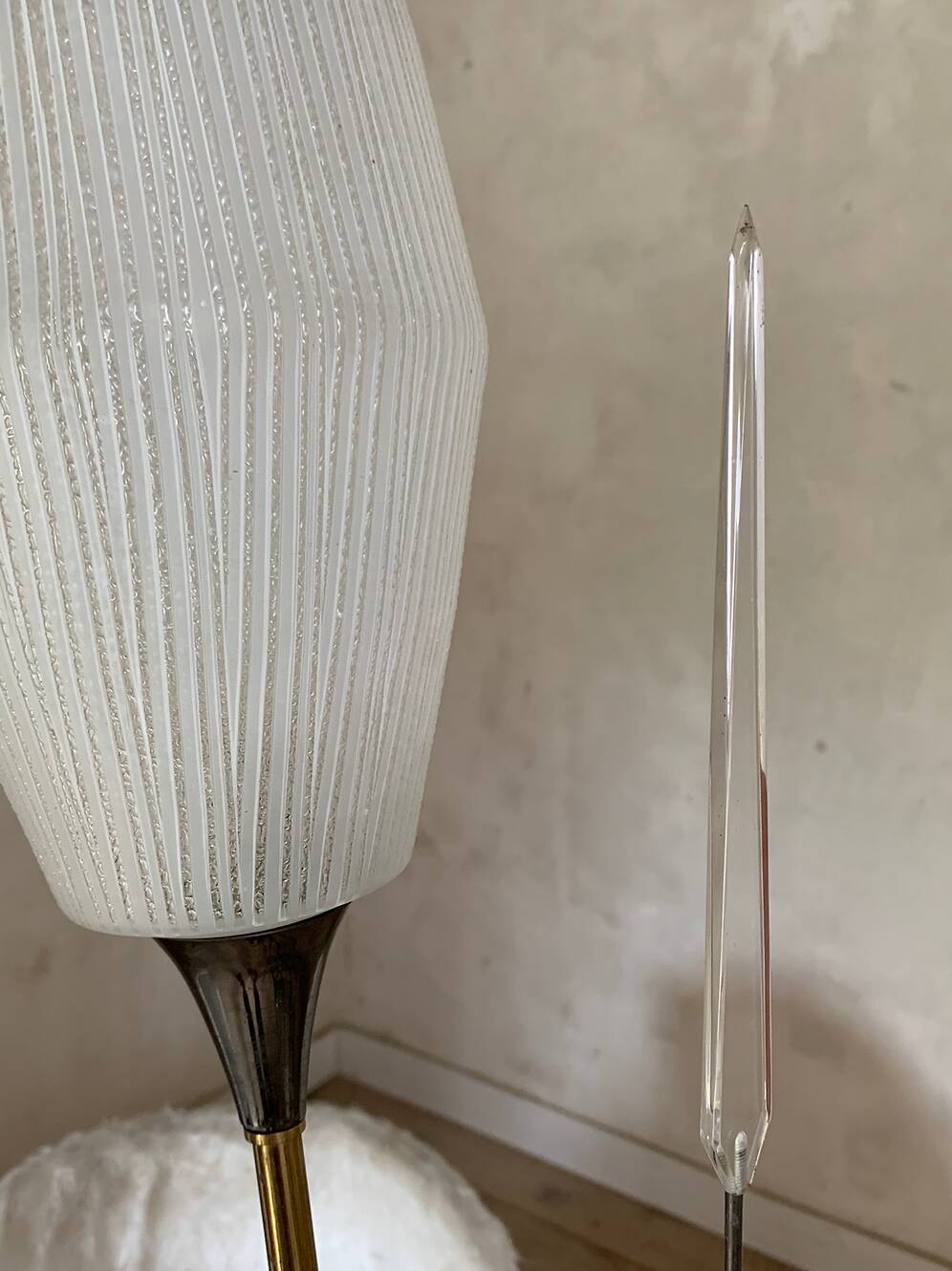 Vintage reed floor lamp in black metal and brass with three white opalines