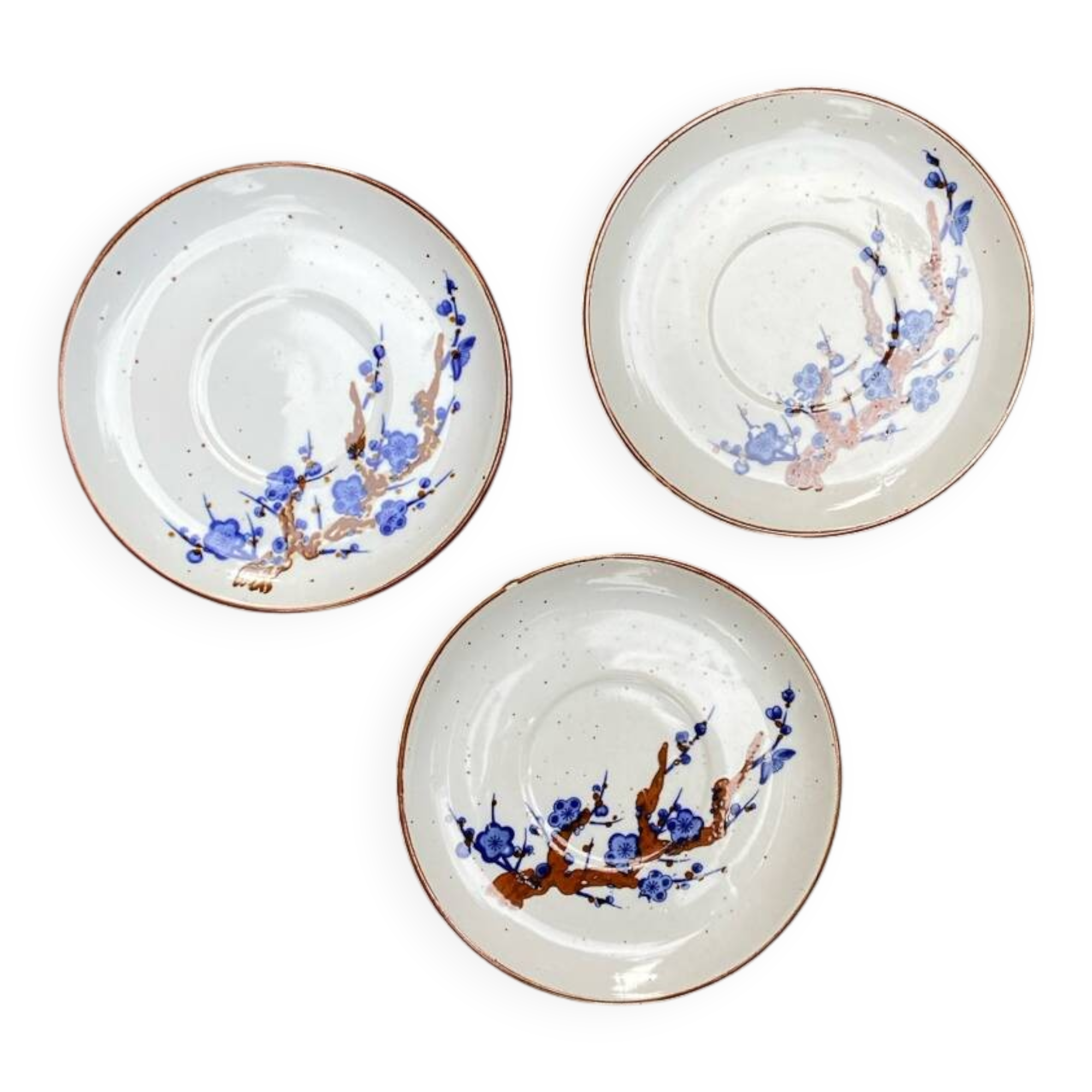 3 assiettes en grès fleuri