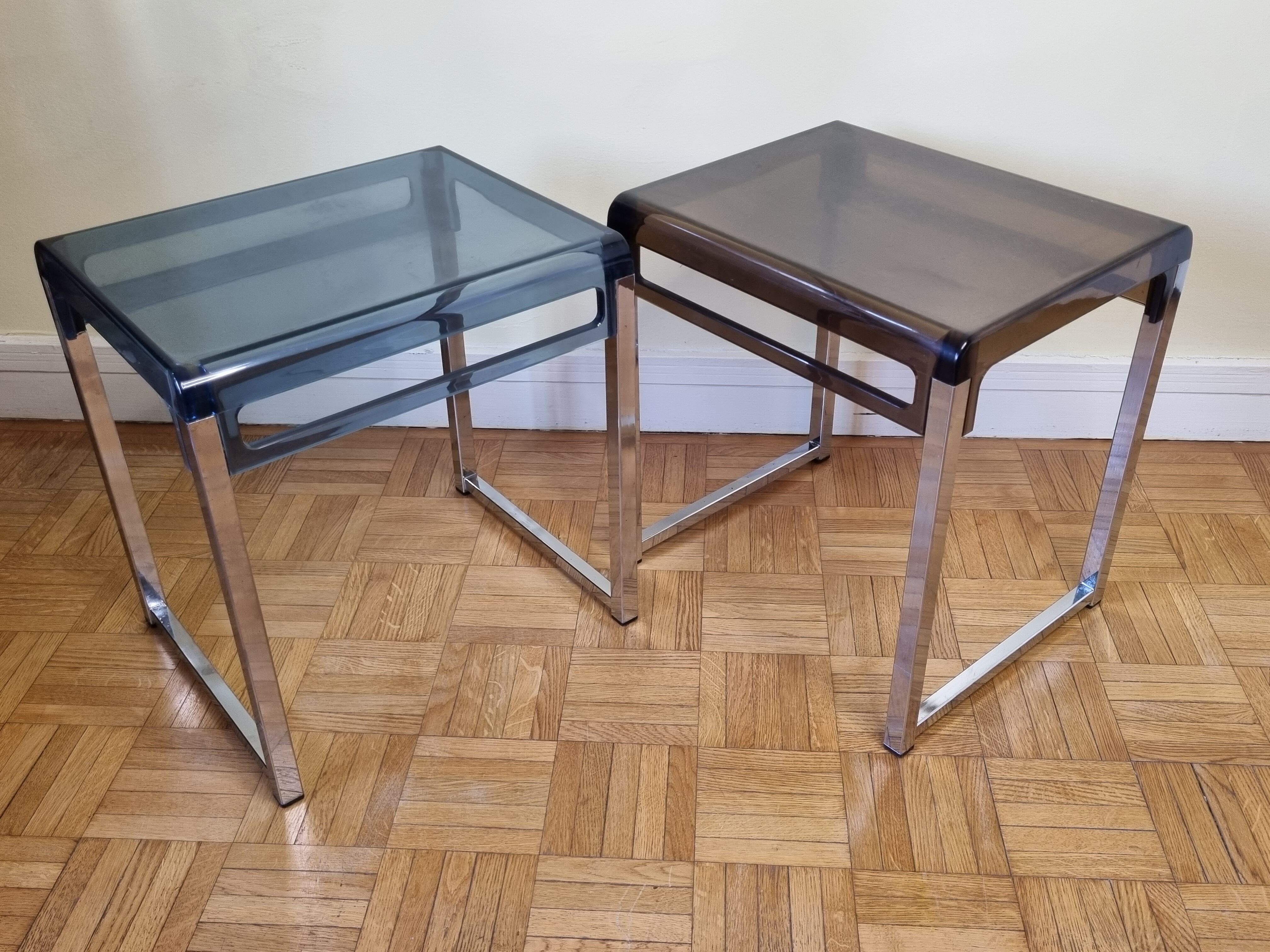 Paire de tables de chevet en plexiglas et chrome bleue et fumé, années 70